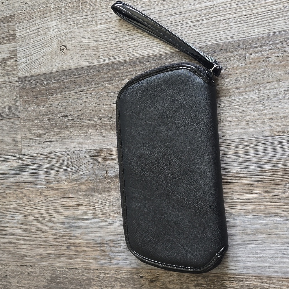 Tahari black wallet Wristlet NWOT - Picture 3 of 8
